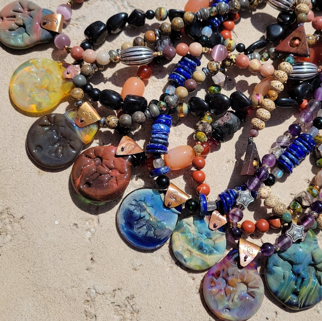 krixomatic's tweet photo. Starshines 🌟
New Wandjinas just hit the shop!
🌈 Enjoy! Link in Bio~ .°•
#handcrafted #wandjina #gulingi #suncharged #mooncharged #glass #mantraenhanced #krixbeeblecreations https://t.co/OilC0mbWRR