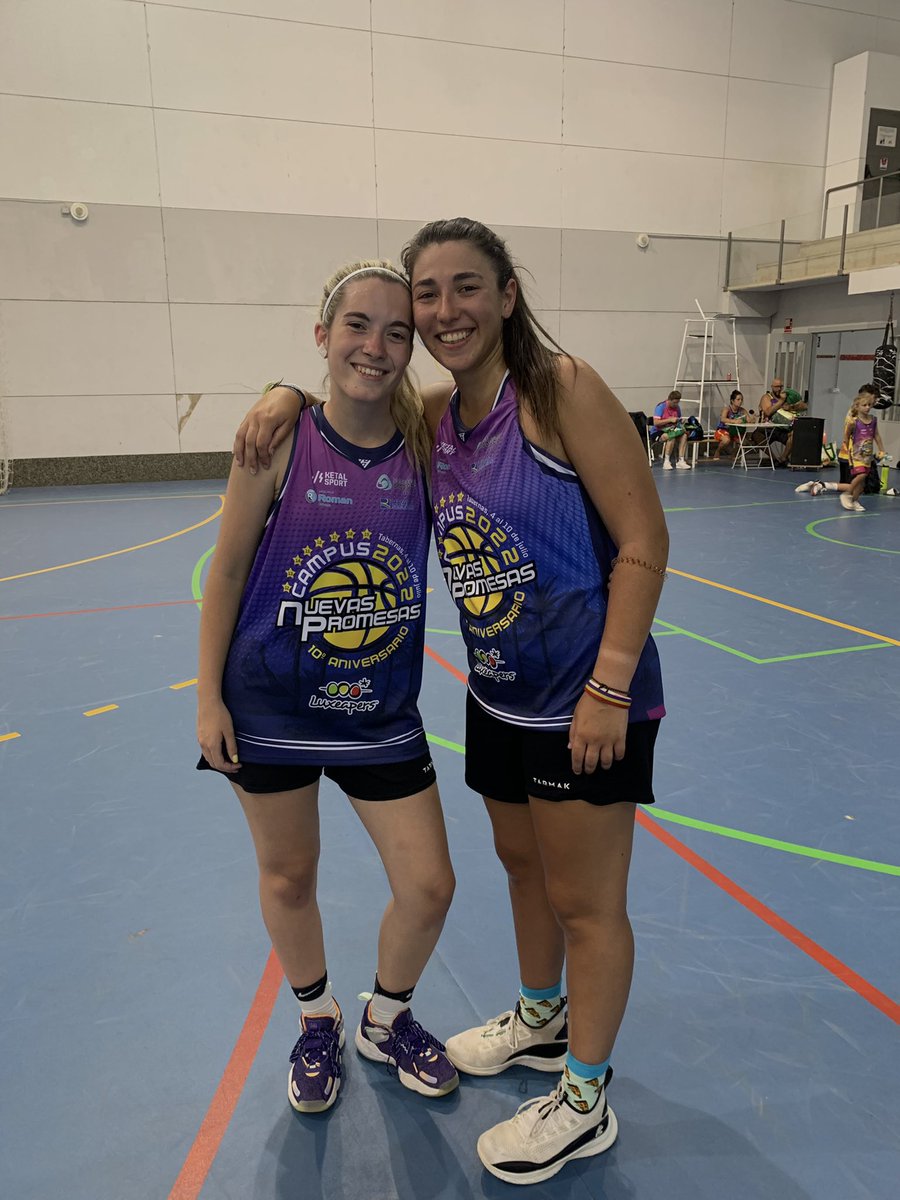 patriciaastrua's tweet photo. Desde los 11 añitos, 3 años sin vernos y todo sigue igual. Las amistades que da el baloncesto son para siempre. Te quiero mucho Rosita❤️ @rosarevueltass_ https://t.co/b3hM7xgJgQ
