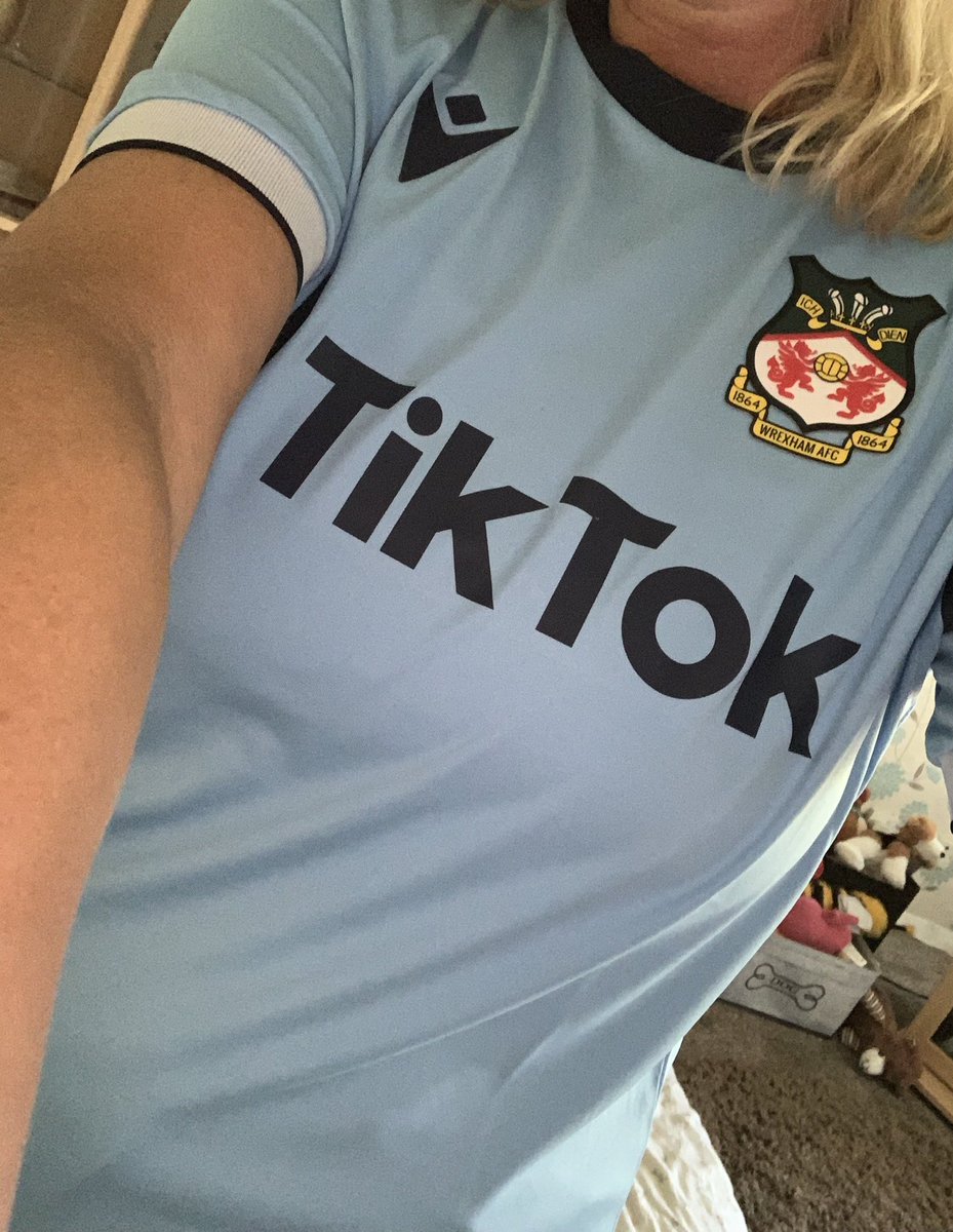 Loopsalot68's tweet photo. It’s arrived…new FOH uniform for @Love_Signatures …only joking but I do know the boss so you never know 🤣#bossperks @Wrexham_AFC #lovingthecolour 🏴󠁧󠁢󠁷󠁬󠁳󠁿 https://t.co/hyGK75DA7K