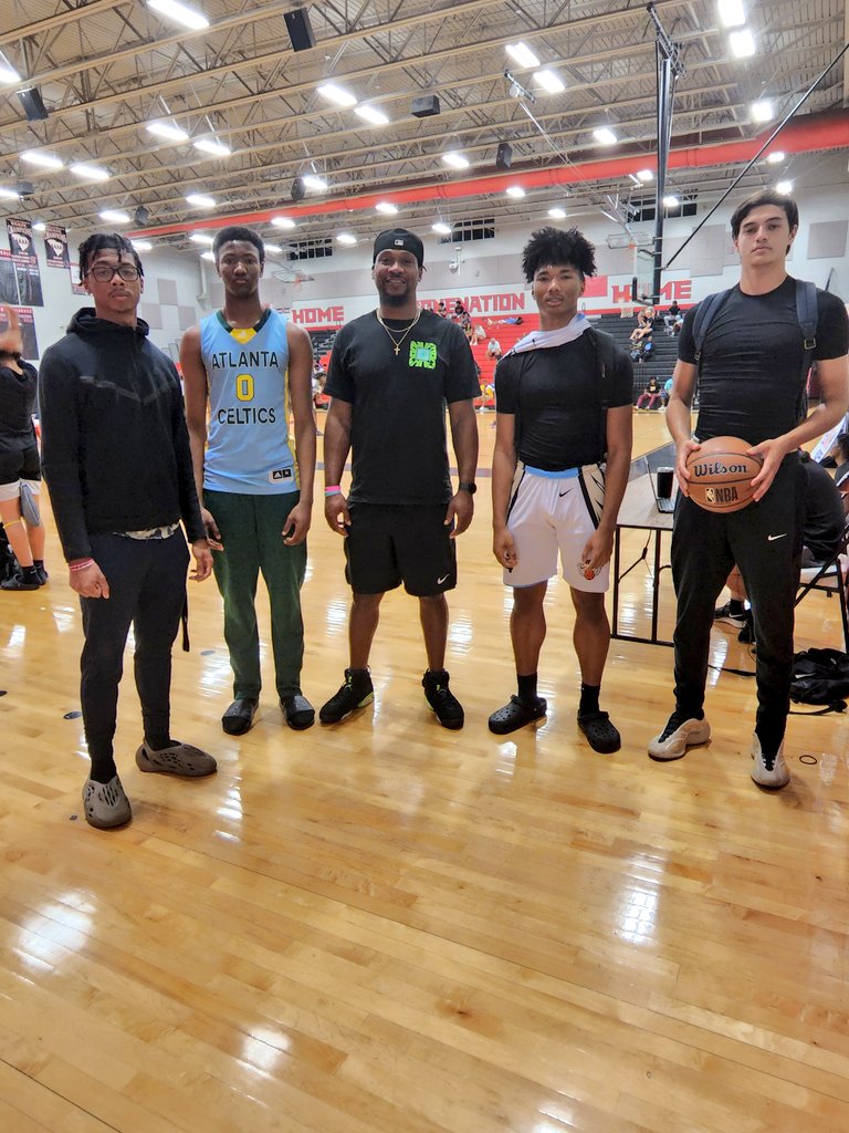 1CoachBrace's tweet photo. Had a chance to catch up with my Marlboro guys!#Dogs4L https://t.co/rtXdu22r6d