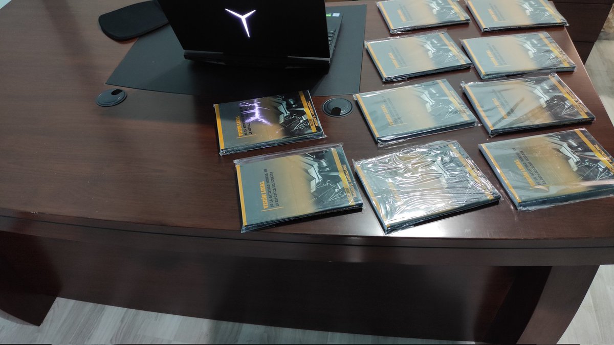 expertomineroec's tweet photo. Continuamos en el despacho, firma y dedicatoria de nuevos pedidos. https://t.co/cY0YJyWmm3