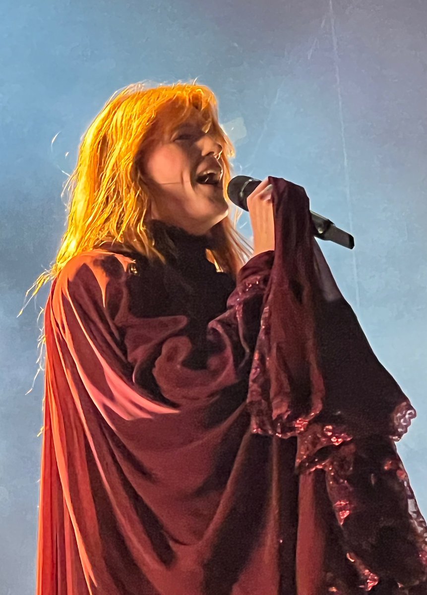 #MadCool2022 La Británica #FlorenceWelch Florence + The Machine 🤩 Espectacular antesala de cierre para la noche del sábado en <a href="/madcoolfestival/">Mad Cool Festival</a> . Como si de un rito ancestral se tratara, seguidores/as enloquecidos esperando a la diva indie toda la tarde aferrados a las vallas 💕