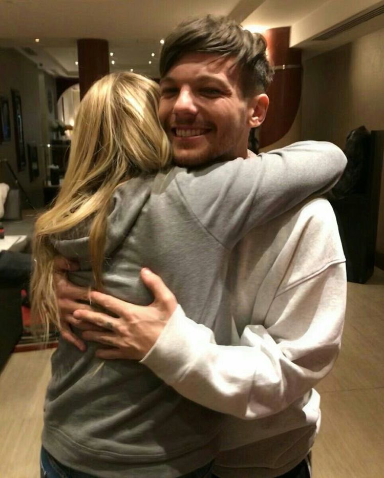 safelouiph's tweet photo. best hugs in the world💗 https://t.co/lmXj7xJ6ph
