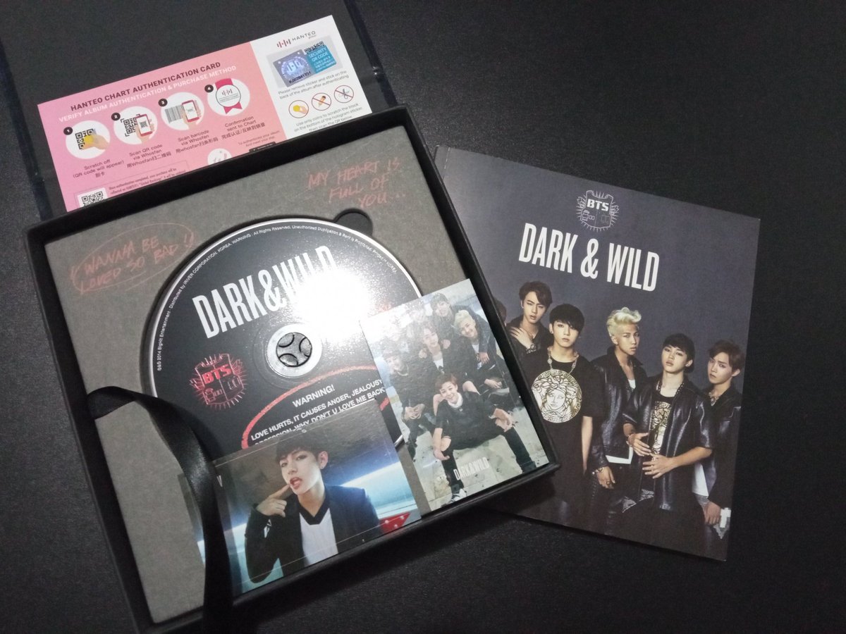 _mattori_'s tweet photo. [VENDO/VENDA] - BTS 

💜 KIT 3 ÁLBUNS:
- 2 COOL 4 SKOOL (+ postcard)
- ORUL82! (+ Hoseok/Jhope pc)
- DARK &amp; WILD (+ Taehyung/V pc)

- Sem avarias, com selo KOMCA.
- Acompanha todos os brindes.
- Acompanha QRCode do HANTEO CHART não usado.
- Feedbacks positivos, link abaixo!
+ https://t.co/BBRR9KKyep