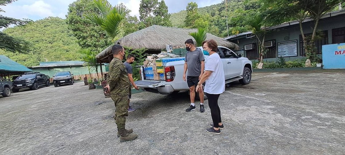 inquirerdotnet's tweet photo. LOOK: Former VP Leni Robredo’s Angat Buhay Foundation and its partner volunteer group, Isabela-Quirino Development Council, distribute food packs and cooked meals to families affected by flash floods and mudslides in Banaue, Ifugao.|📷Isabela-Quirino DC via Robredo,Angat Buhay/FB https://t.co/UIXBuw2xYO