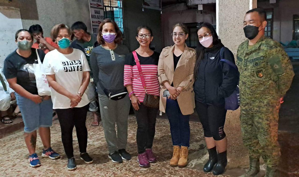 inquirerdotnet's tweet photo. LOOK: Former VP Leni Robredo’s Angat Buhay Foundation and its partner volunteer group, Isabela-Quirino Development Council, distribute food packs and cooked meals to families affected by flash floods and mudslides in Banaue, Ifugao.|📷Isabela-Quirino DC via Robredo,Angat Buhay/FB https://t.co/UIXBuw2xYO