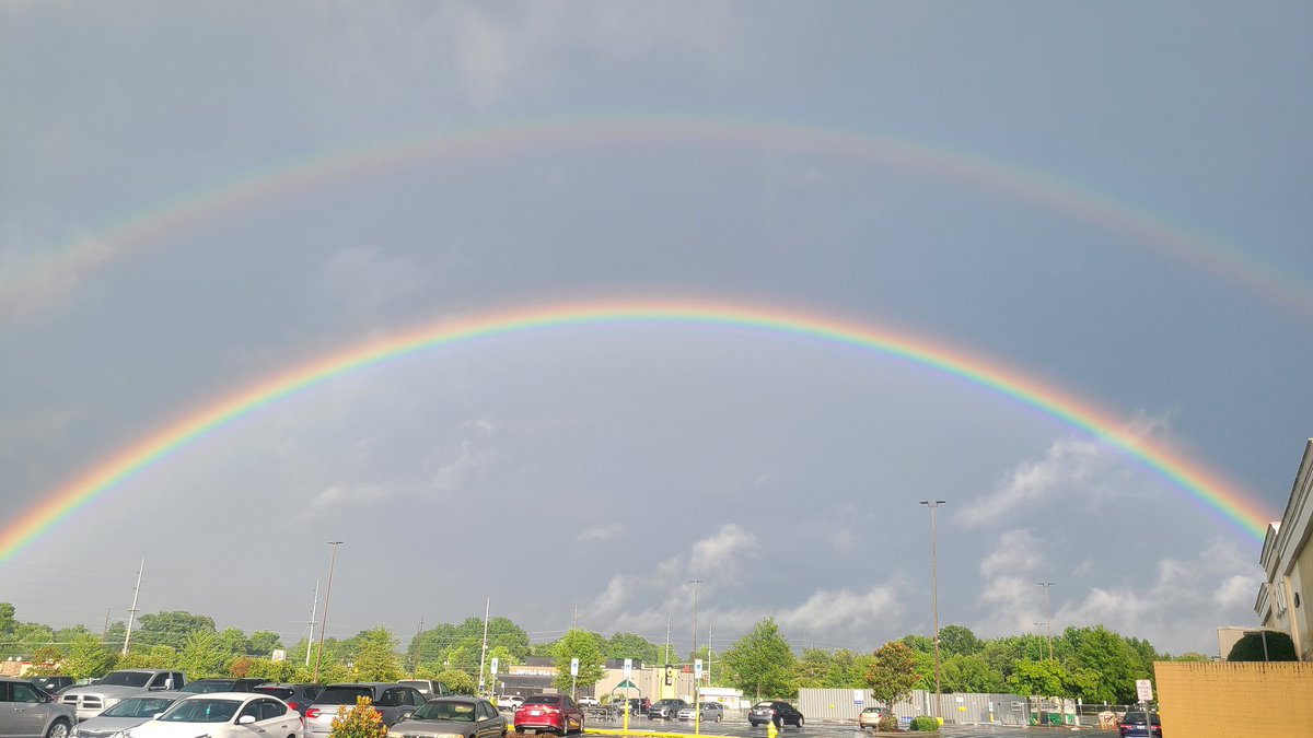 Lyrical7_'s tweet photo. Remembering every promise...#rainbow #promise #Godsplan #neverforget #everythinghappensforareason https://t.co/rDfe41R1ZP