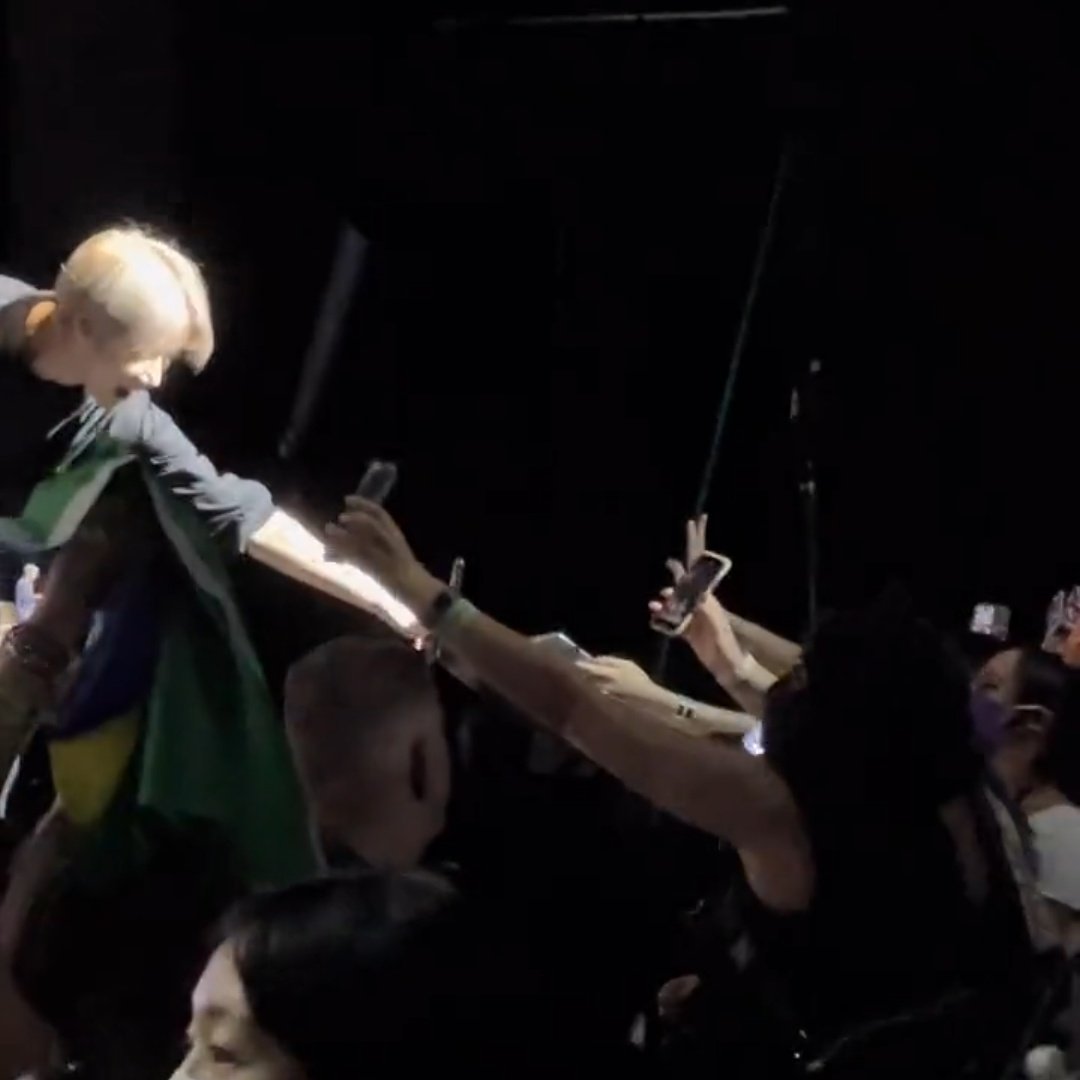 CitouTxt's tweet photo. ALGUEM COM A BANDEIRA DO BRASIL NO SOUNDCHECK EM NYC COMO SAMBA 🇧🇷🇧🇷🇧🇷🇧🇷🇧🇷

@TXT_members https://t.co/IHi3q8I3Si