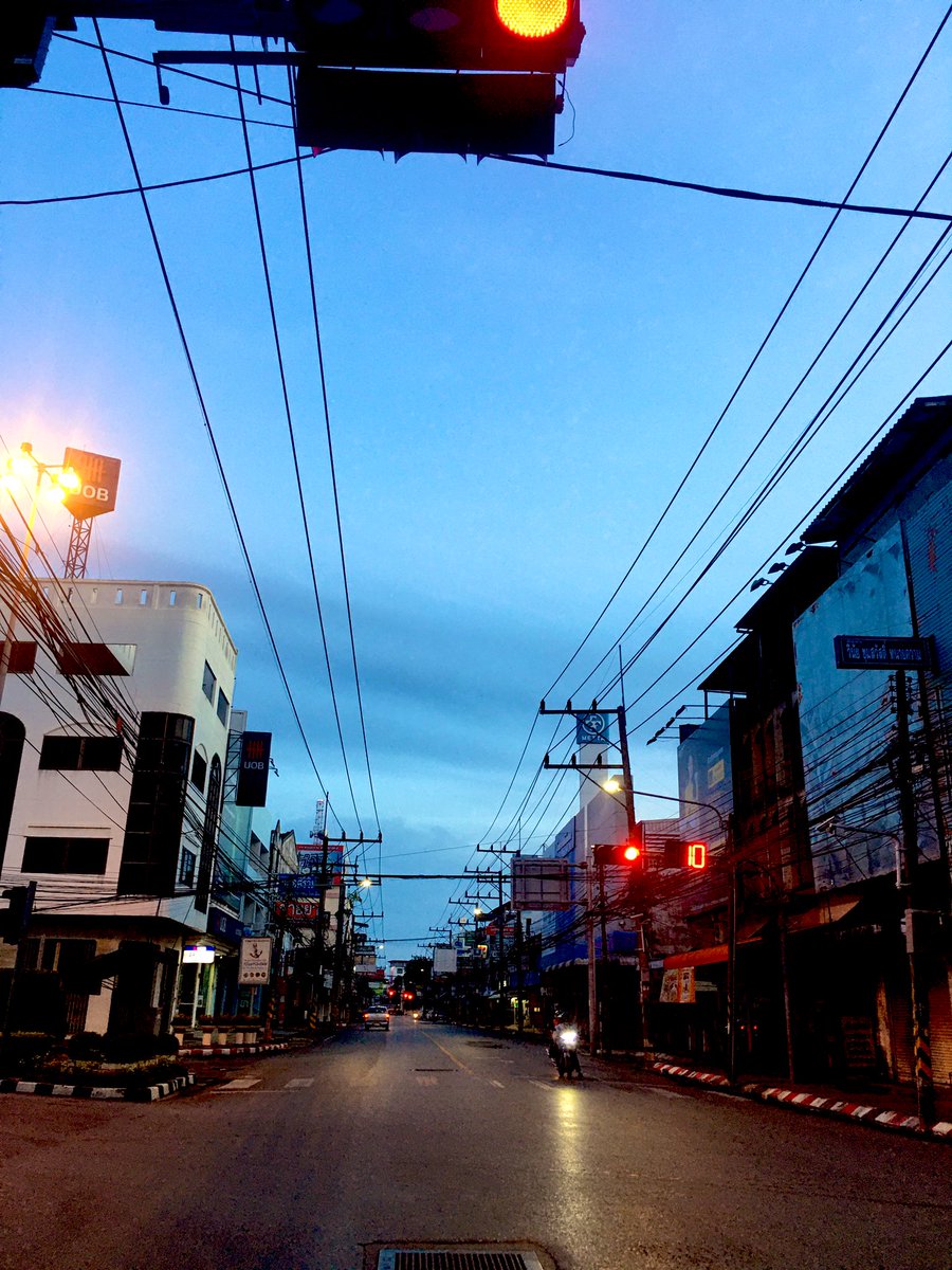 ManSuratthani's tweet photo. หาอะไรกินแต่เช้าในเมืองเล็กๆสิบนาทีก็สามารถซื้อของมากินได้หลายต่อหลายอย่าง https://t.co/3pUVST2U9r