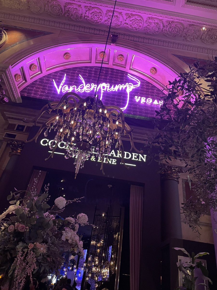 LScott2's tweet photo. Thank you @LisaVanderpump for giving me the best birthday experience all the way in Vegas! 10/10 recommend the rosé cake and the drinks!! 🤤🖤🖤 #dirty30 https://t.co/IbjwuK6IOV