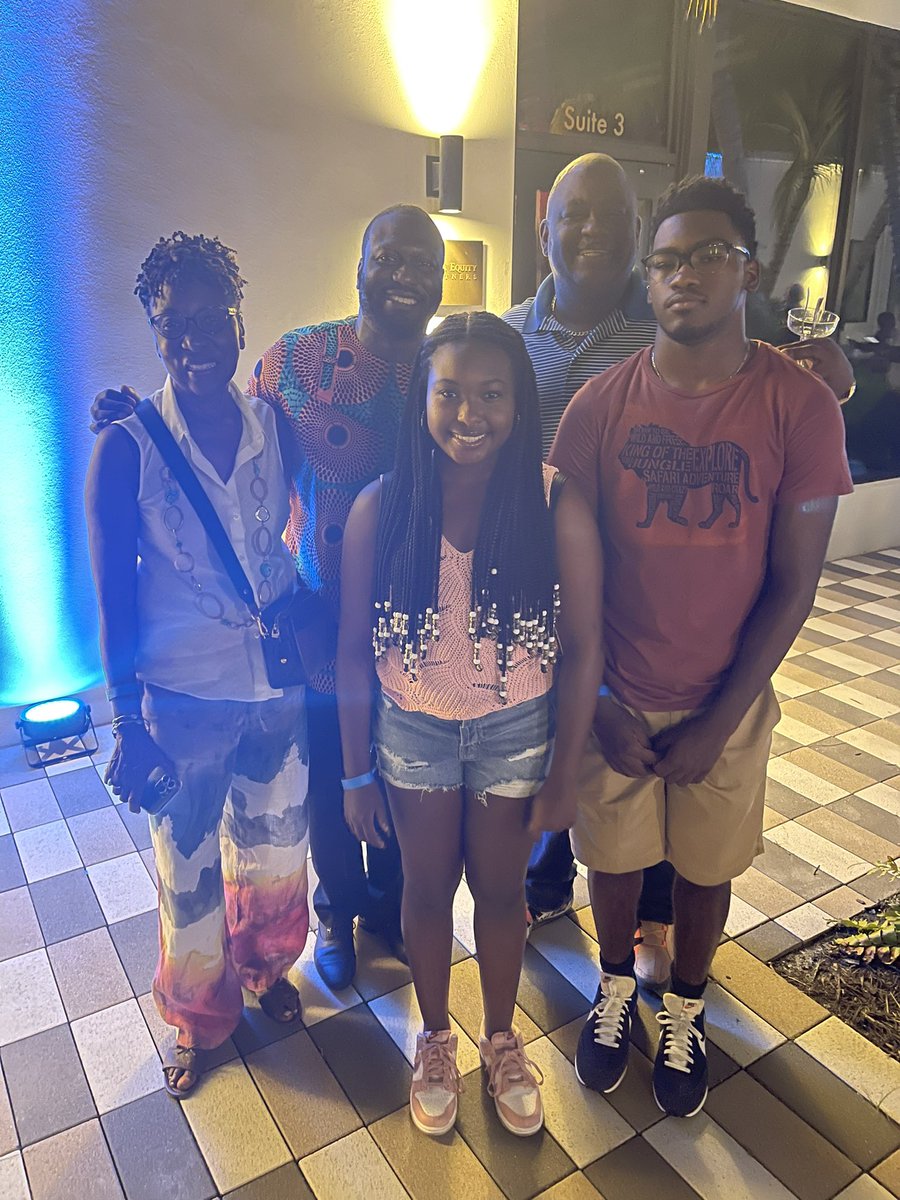 QuinteraParris's tweet photo. Great things are happening for @RocketsCentral students! Proud to support our students and this amazing organization #BISCEP, changing lives and bridging communities through education and fellowship. Thank you Edwin (c/o 92) for your vision! @RaymondSandsJr @MDCPS @MDCPSCentral https://t.co/cyt32csSLD