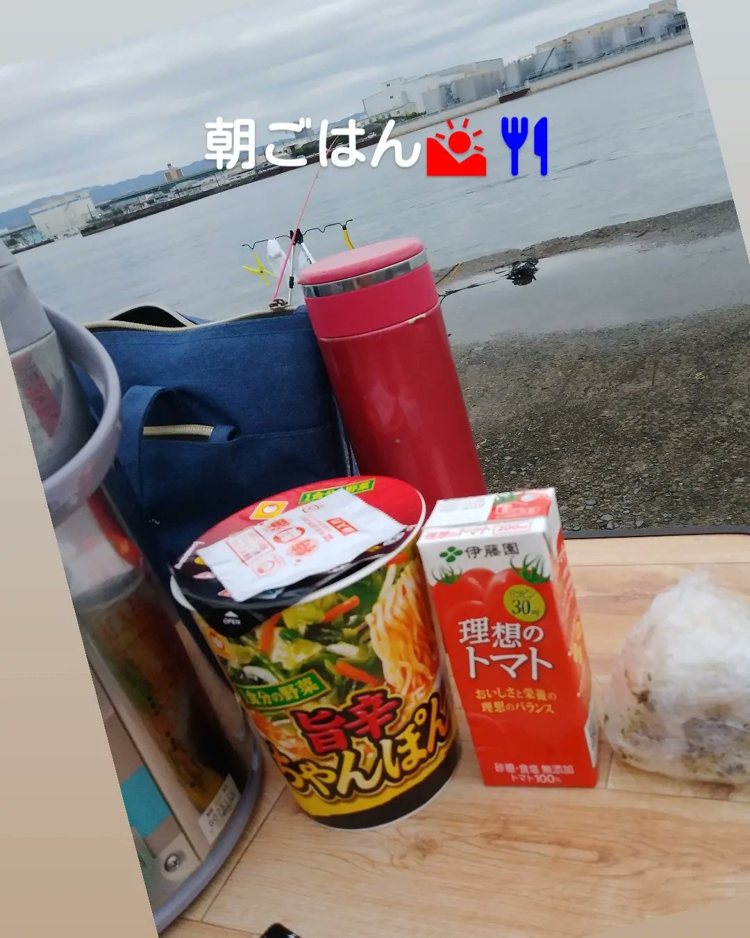 ぴーちゃん 朝４時過ぎから 泉佐野食品コンビナートで釣り してます 豆アジ 小サバがたくさん釣れてます が 魚入れてたバケツが紐切れて水中に落下 最悪や アジ南蛮漬が もう少し釣りします 釣り 泉佐野 食品コンビナート