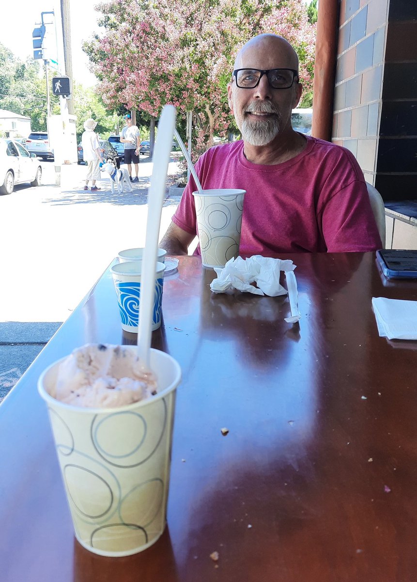 AngelaMMBaumann's tweet photo. Here's to thirty-four years of taking long walks together and eating ice cream! #happyanniversary to my better half, @Brian_Baumann1 https://t.co/qoi9TUEXtf