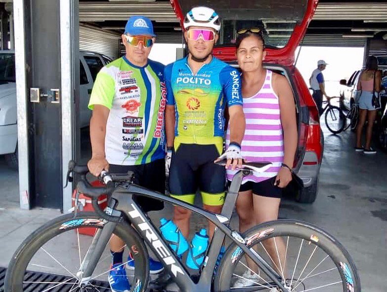 PomadaRoberto's tweet photo. Que seria de un ciclista...
Sin el Papa que lo lleva a entrenar,
Sin la mamá que le pone un plato,
Sin el hermano que lo motiva,
Sin el amigo que lo apoya cada día!
Ese es el primer y más importante equipo de un ciclista que debe llevar en su corazón ayer, hoy, mañana y siempre❤️ https://t.co/3JGmKPkffk