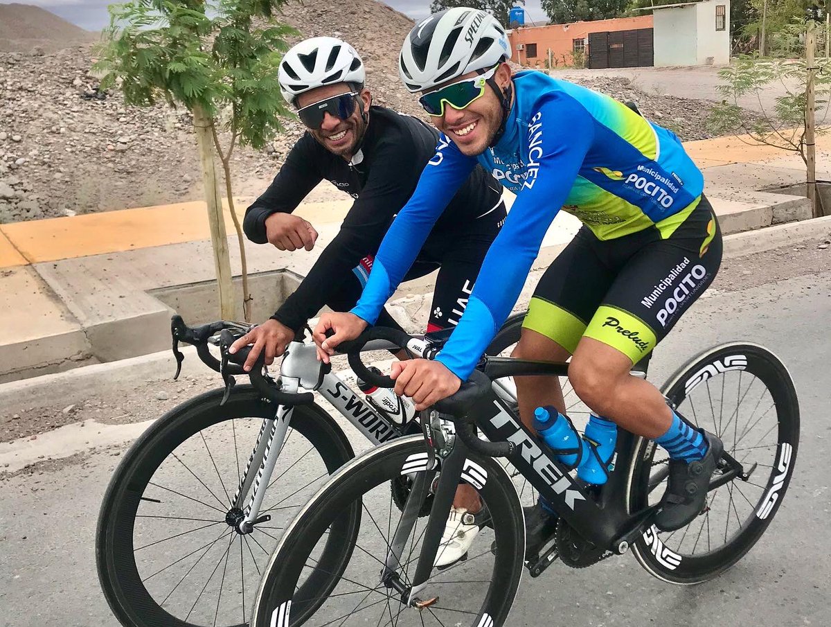 PomadaRoberto's tweet photo. Que seria de un ciclista...
Sin el Papa que lo lleva a entrenar,
Sin la mamá que le pone un plato,
Sin el hermano que lo motiva,
Sin el amigo que lo apoya cada día!
Ese es el primer y más importante equipo de un ciclista que debe llevar en su corazón ayer, hoy, mañana y siempre❤️ https://t.co/3JGmKPkffk