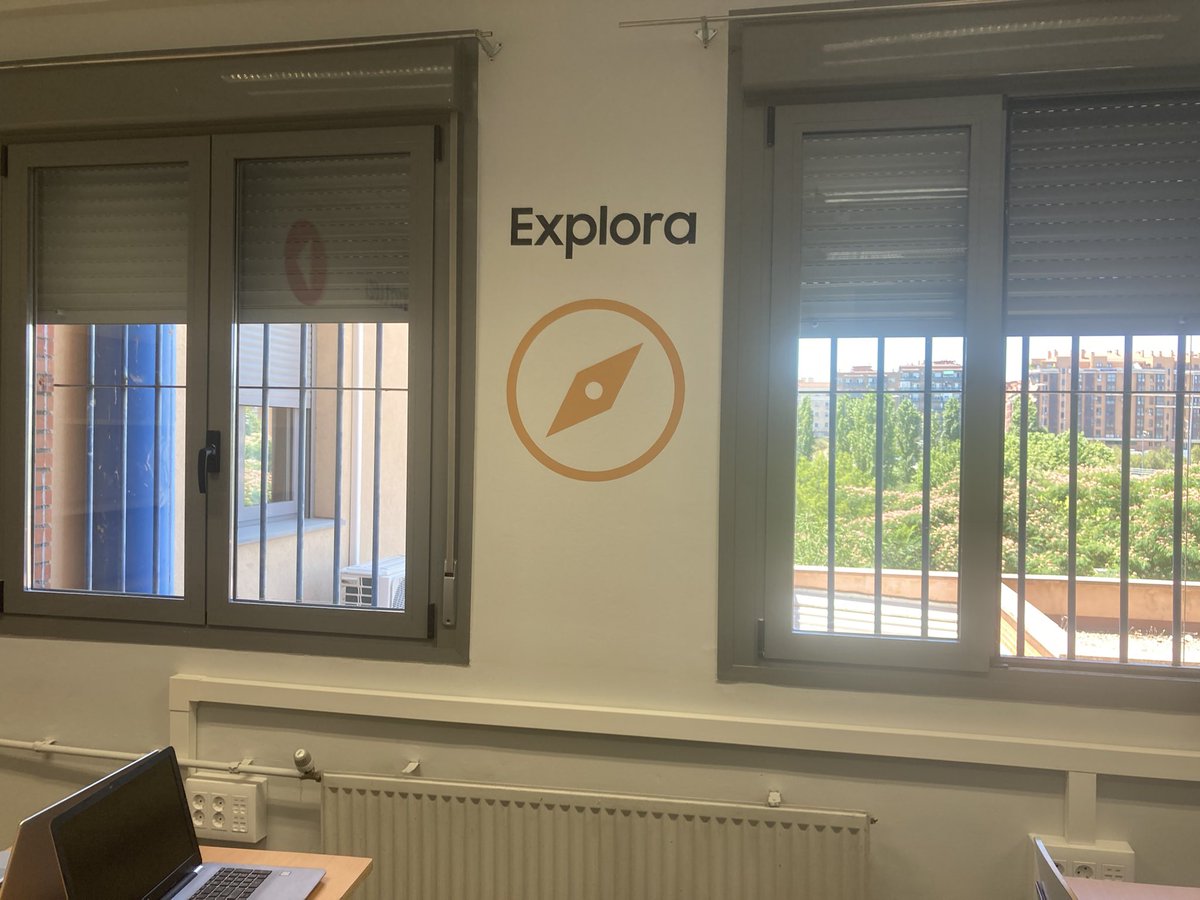 mario_fogo's tweet photo. Después de realizar infinidad de posibles proyectos, terminar las obras, pintar, realizar la instalación eléctrica y decorar, terminamos nuestro #AdF. Espero q este final de curso sea el inicio de un sin fin de aprendizajes apasionantes en el #CEIPTomasBreton.The future is coming https://t.co/ZcDOOq19hJ
