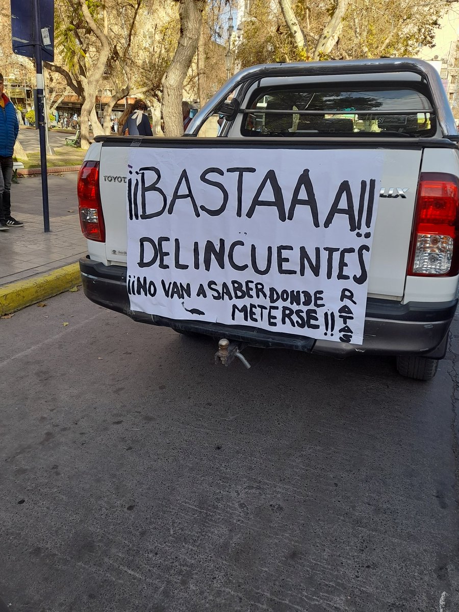 cecilia_35's tweet photo. Que se vayan todos!!!! Quiero la Argentina de antes!!!!! No quiero que le hagan más daño a mi país #fueraalberto #fueracristina #9JTodosALaCalle https://t.co/jb5Nb1Wgli