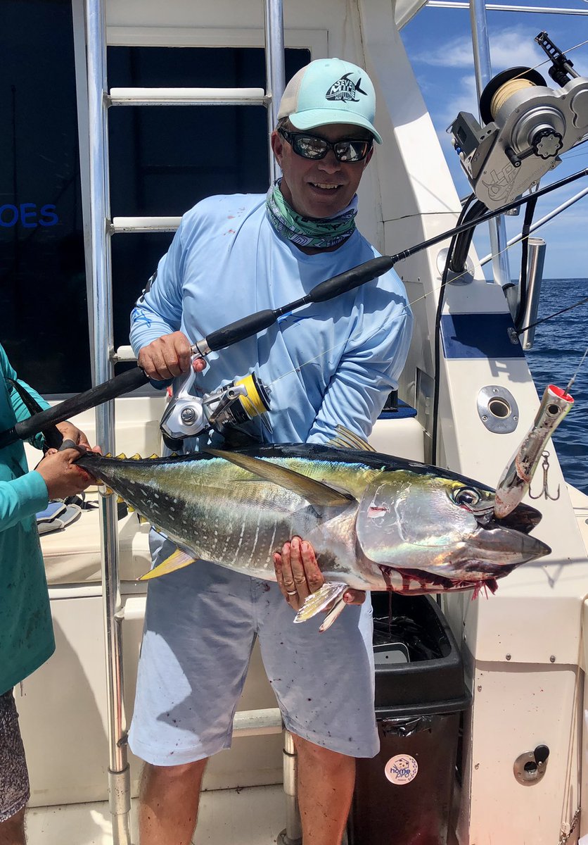 BushwackerCR's tweet photo. Happy clients, catching tuna on poppers on the Bushwacker. #bushwackercr #PELAGICWORLDWIDE #pelagicgear https://t.co/PnwvMbjPhl
