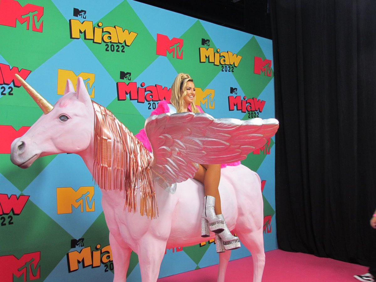 juagarci's tweet photo. Detrás de una gran mujer como @karladiazOF siempre hay un gran hombre y por ahí andaba @danieldayz  pendiente de todo detalle para los @mtvmiaw https://t.co/jZmgu8WkBK