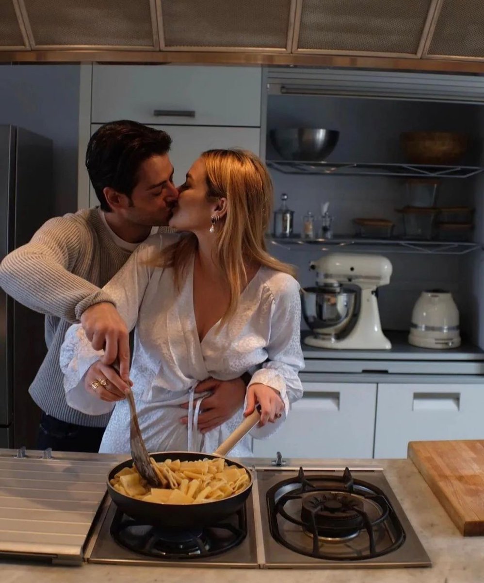 DonCorleoneLaws's tweet image. A lo mejor la felicidad reside en compartir una cervecita cocinando juntos, en reírse comentando cualquier tontería y en comerse la boca con deseo mientras se termina de hacer la pasta. A lo mejor...