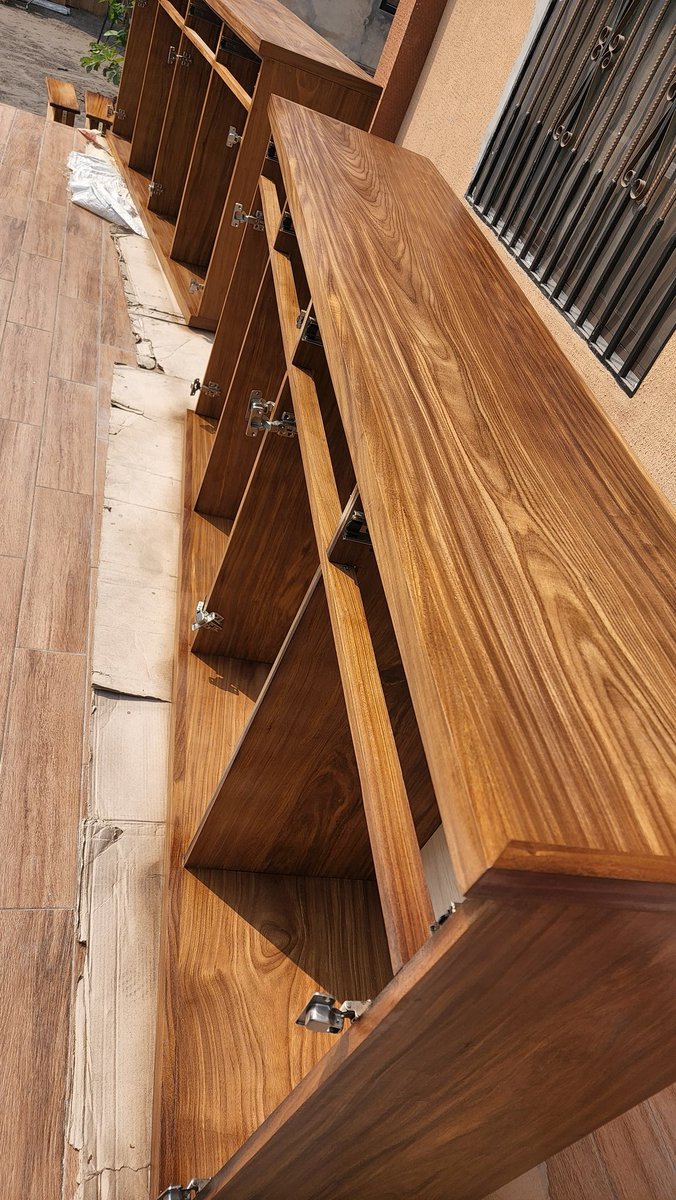 sethkikuni's tweet image. Les Merveilles de chez nous. Le bois Afromosia. Main d&apos;oeuvre locale.