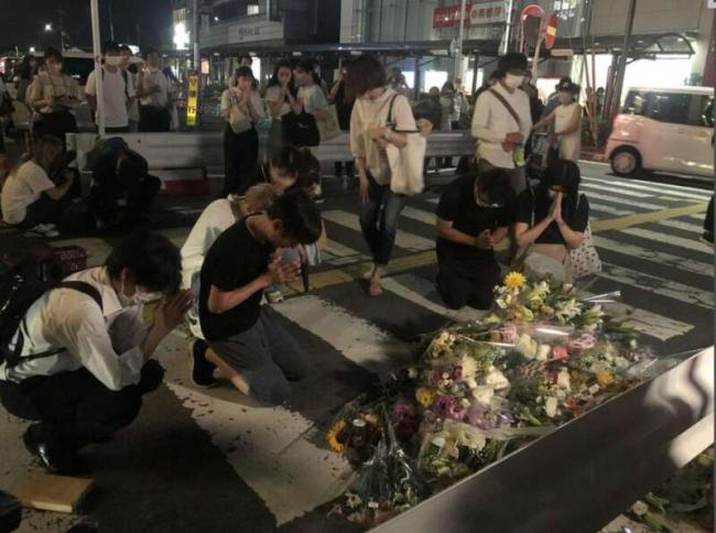 Timednews Com 安倍晋三遇刺身亡日本民众这样对他场面震撼感人 直到9日的上午 献花 的人依然络绎不绝 甚至排起了长队 现场附近也支起了专门的献花台 截至今早的上午10点 现场就装满了超过个纸箱的献花 T Co Ff35z7cc0t T Co