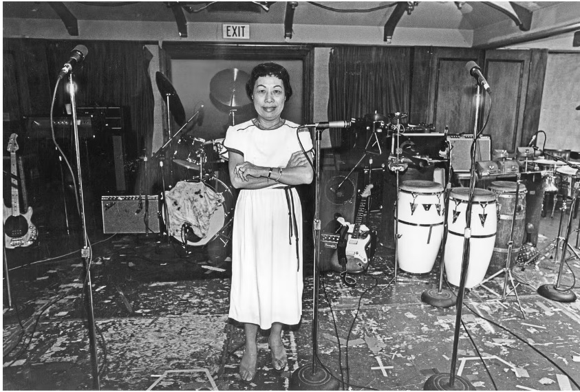 la_dorkout's tweet photo. In the late '70s, punk rock was a dangerous interloper in Hollywood. So the first clubs to really accept them were in Chinatown, where bands often played banquet rooms while bemused families ate in the dining rooms. Esther Wong was the Godmother of Punk, owner of Madame Wong's. https://t.co/mLHNwfkuMM