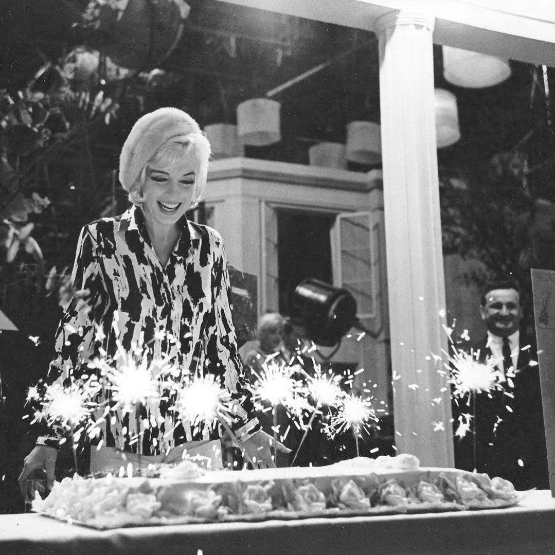thatmarilyngirl's tweet photo. Marilyn Monroe on her thirty-sixth birthday, June 1st, 1962. This was her last birthday 🥺 and her last day on set for Something’s Got to Give. A small birthday party was planned for her, but direcotr George Cukor made sure the day’s work was completed before any celebration. https://t.co/IFidNnIkzB
