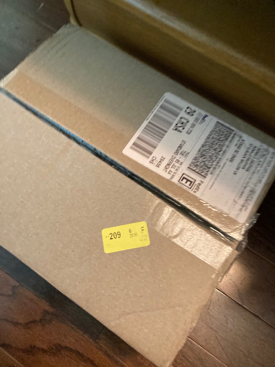 ObiOrion's tweet photo. @FedExHelp Well they should provide a receipt. Because without it they seem clueless. Guess what arrived back at my house?!? The very package I told them to return to sender!! https://t.co/yamOHknJyD