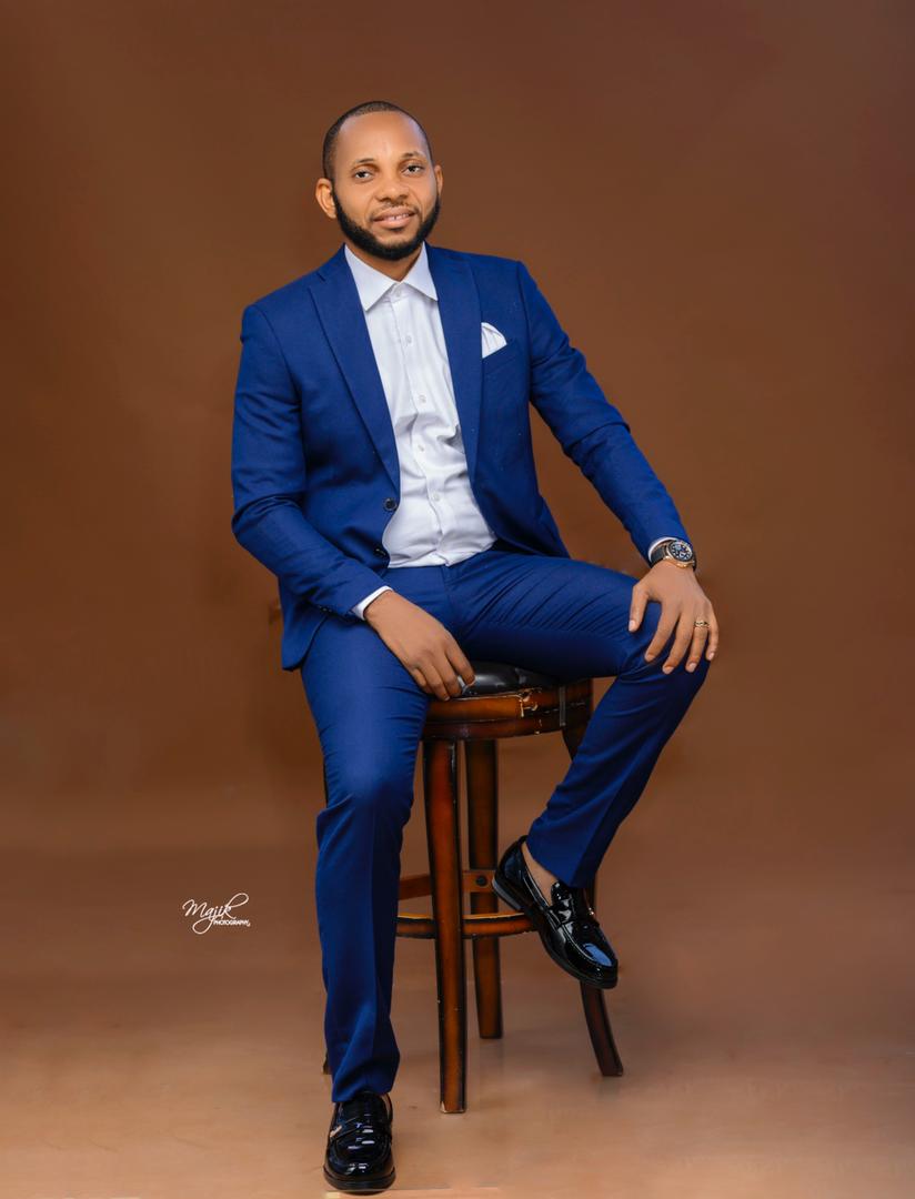 UCKDON's tweet photo. 1. Surround yourself with people whose eyes light-up when they see you coming. 
2. Slowly and genuinely is the fastest way to the top.
3. The top of one mountain is the bottom of the next. So keep climbing till you get to the top. 
Eid Al-Kabir my Muslim friends. ✌ https://t.co/Yl3zpRWOMw