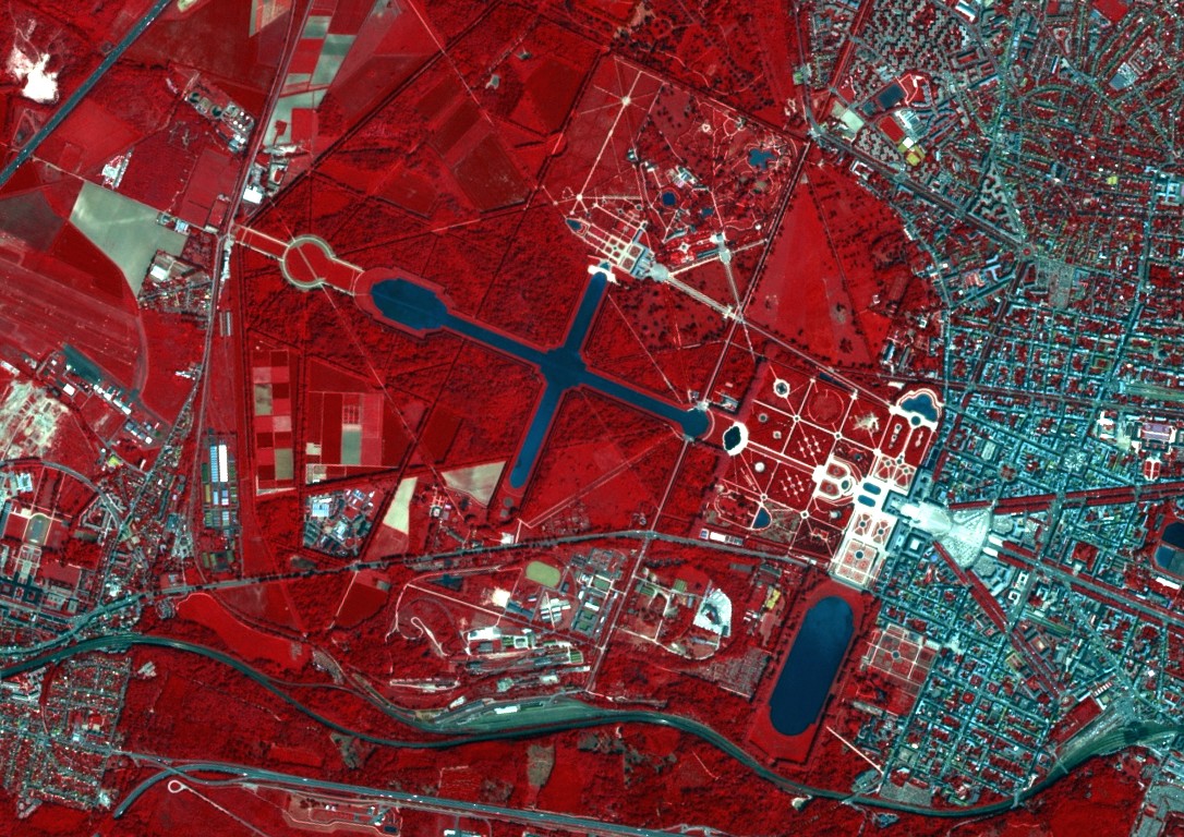 imgsat973's tweet photo. Un air de vacances et un petit hommage à SPOT 5 (2002-2015) 🛰️: le château de Versailles et ses jardins en 2011.
Image #SPOT5 du 5 mai 2011 en fausses couleurs (résolution 5 m) #spotworldheritage @CNES
Traitement avec QGIS pour le pansharpening.
⬇️ https://t.co/lIQ1pmY162