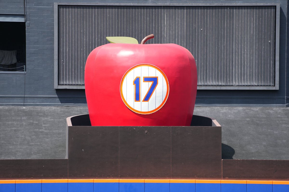 MLB's tweet photo. #KE17H forever. 

The @Mets retire Keith Hernandez's No. 17 at Citi. https://t.co/ilBk9gGFNh