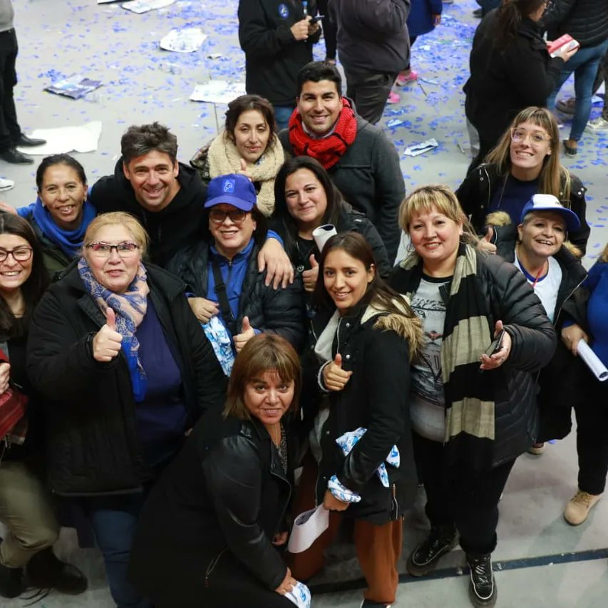 13normaparada's tweet photo. Días felices vivimos, la felicidad que da la militancia con @marcelaimbert , volvió a latir el ruca che al son de la militancia azul.
Vamos @OmarGutierrezOk
Conducción
@marcoskoopm gobernador #Somosazulescarajos
#Somosmilitancias
#SomosMPN https://t.co/FlieyTm7ty