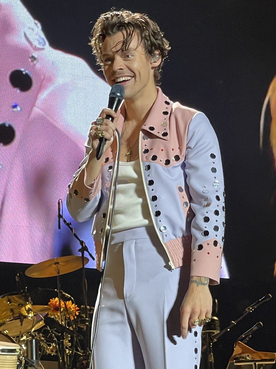 kiwiihrry's tweet photo. ABRO HILO DE FOTOS/VIDEOS DE HARRY STYLES EN SU CONCIERTO EN AMSTERDAM 💗 RT PARA SALVAR VIDAS https://t.co/rchRSX2rkc