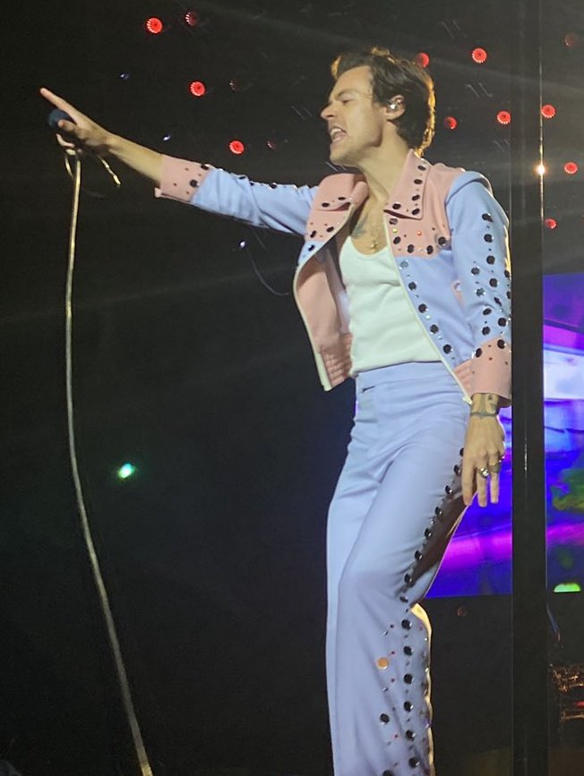 kiwiihrry's tweet photo. ABRO HILO DE FOTOS/VIDEOS DE HARRY STYLES EN SU CONCIERTO EN AMSTERDAM 💗 RT PARA SALVAR VIDAS https://t.co/rchRSX2rkc