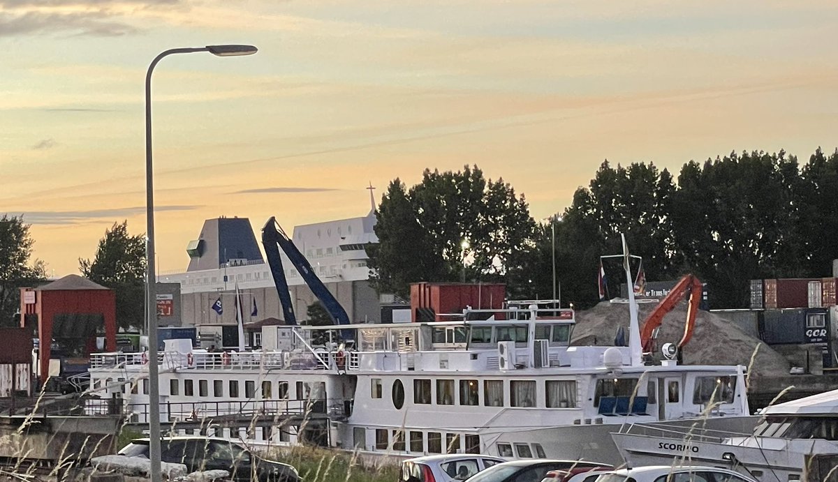 Leefbaarrkerk's tweet photo. De Calypso ligt in de Ridderkerkse haven. Hier kunnen maximaal 100 asielzoekers op opgevangen worden. Vooralsnog is deze opvang voor 3 maanden
#asielboot #haven #ridderkerk #driemaanden https://t.co/8zhBj8DXpD