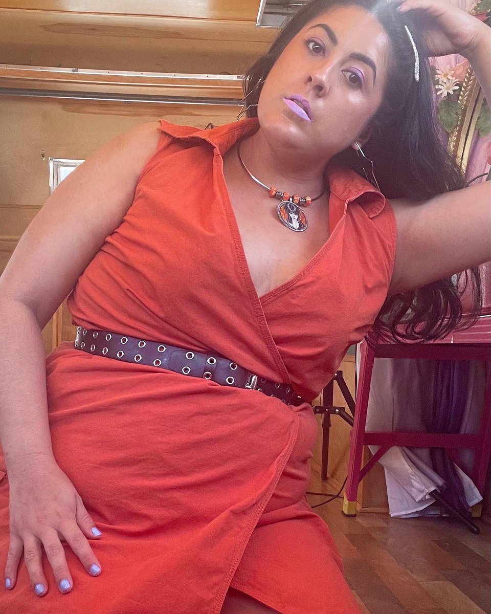 PopsikleShop's tweet photo. Just a style queen doing her thing💁🏻♀️🎃🖤 #halloweenallyear #orangestyle #girlygrunge #thriftedoutfit #thriftstyle #summerstyle #grungelife https://t.co/F360D9WbIX