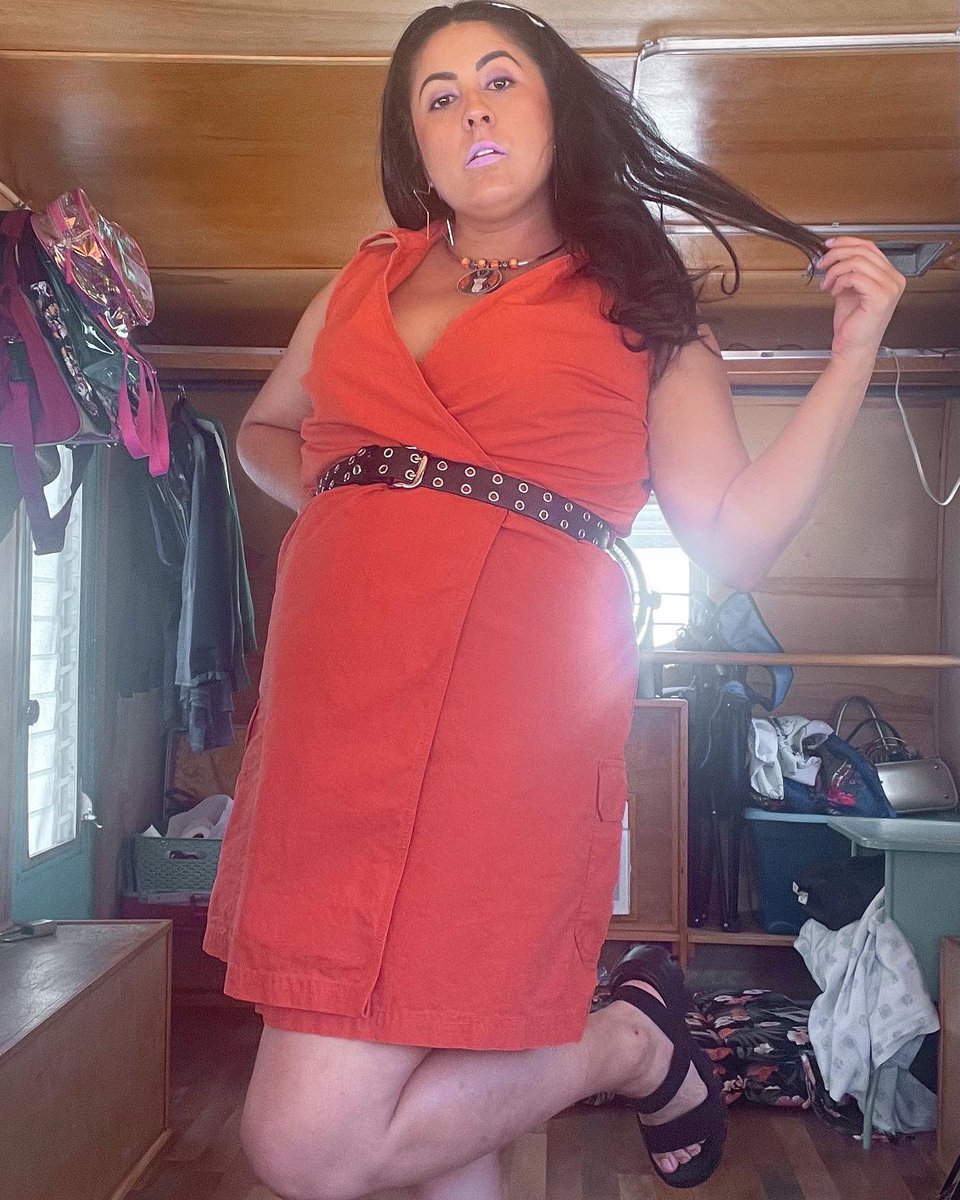 PopsikleShop's tweet photo. Just a style queen doing her thing💁🏻♀️🎃🖤 #halloweenallyear #orangestyle #girlygrunge #thriftedoutfit #thriftstyle #summerstyle #grungelife https://t.co/F360D9WbIX