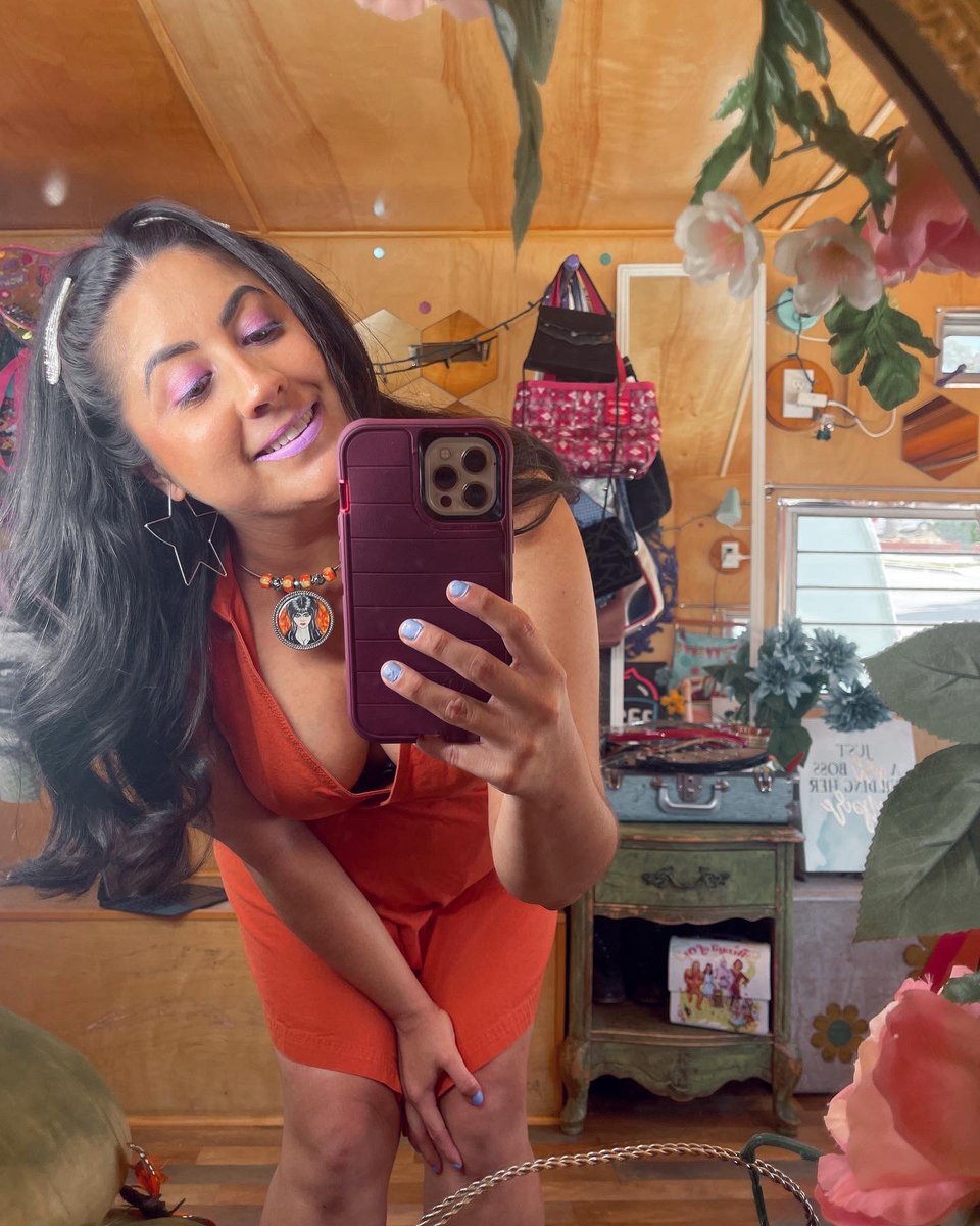 PopsikleShop's tweet photo. Just a style queen doing her thing💁🏻♀️🎃🖤 #halloweenallyear #orangestyle #girlygrunge #thriftedoutfit #thriftstyle #summerstyle #grungelife https://t.co/F360D9WbIX