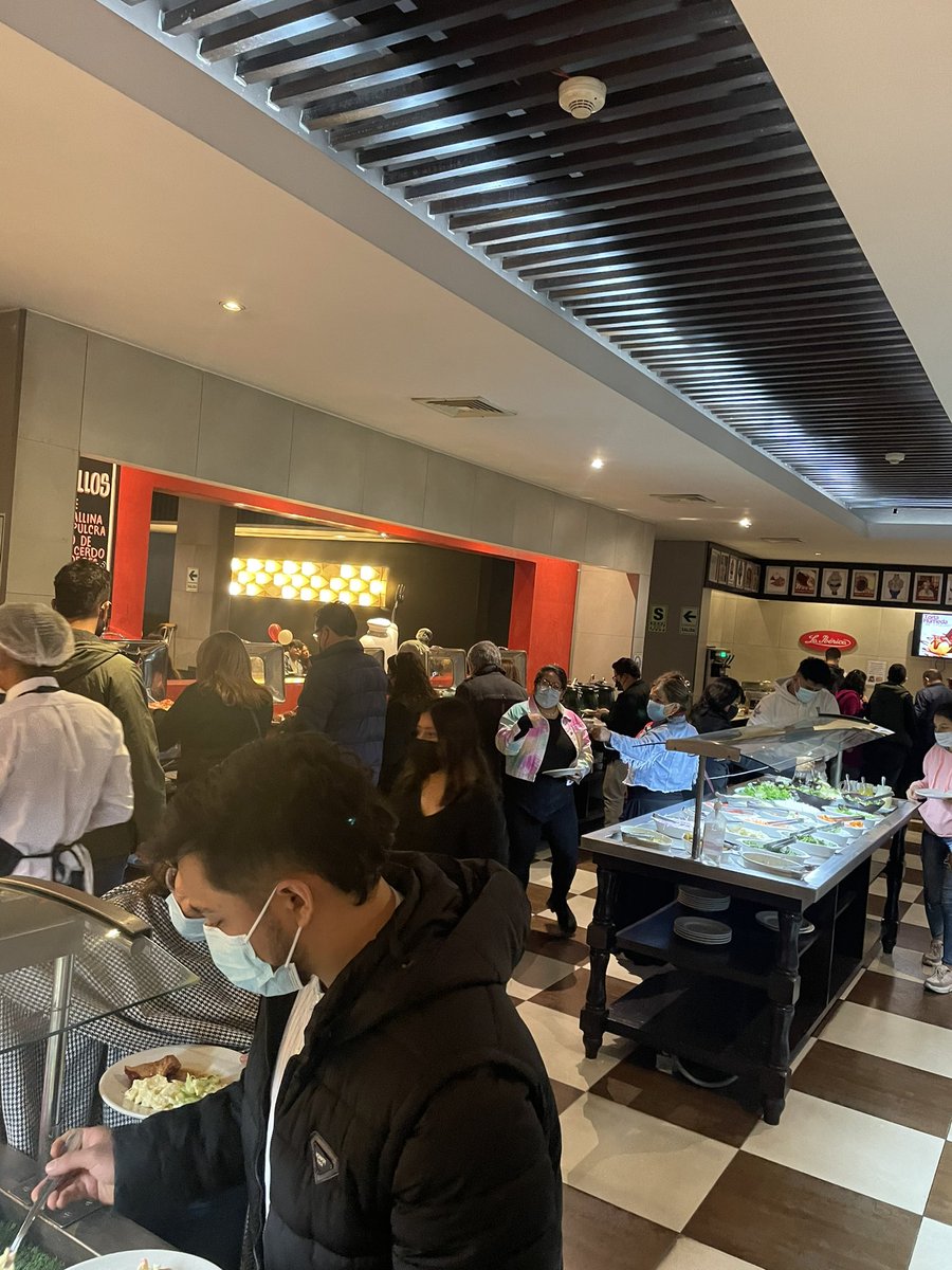 ValeriaBersaken's tweet photo. Nunca, pero repito nunca vengan a #LaBistecca de San Isidro, ni rastro de lo que era en un inicio, mal trato, mal servicio, colas de colas por un plato, llega la comida ya fría a la mesa, se siente uno en un mercado y full propagación de COVID ante tanta aglomeración de gente! https://t.co/kJjayTyfOi