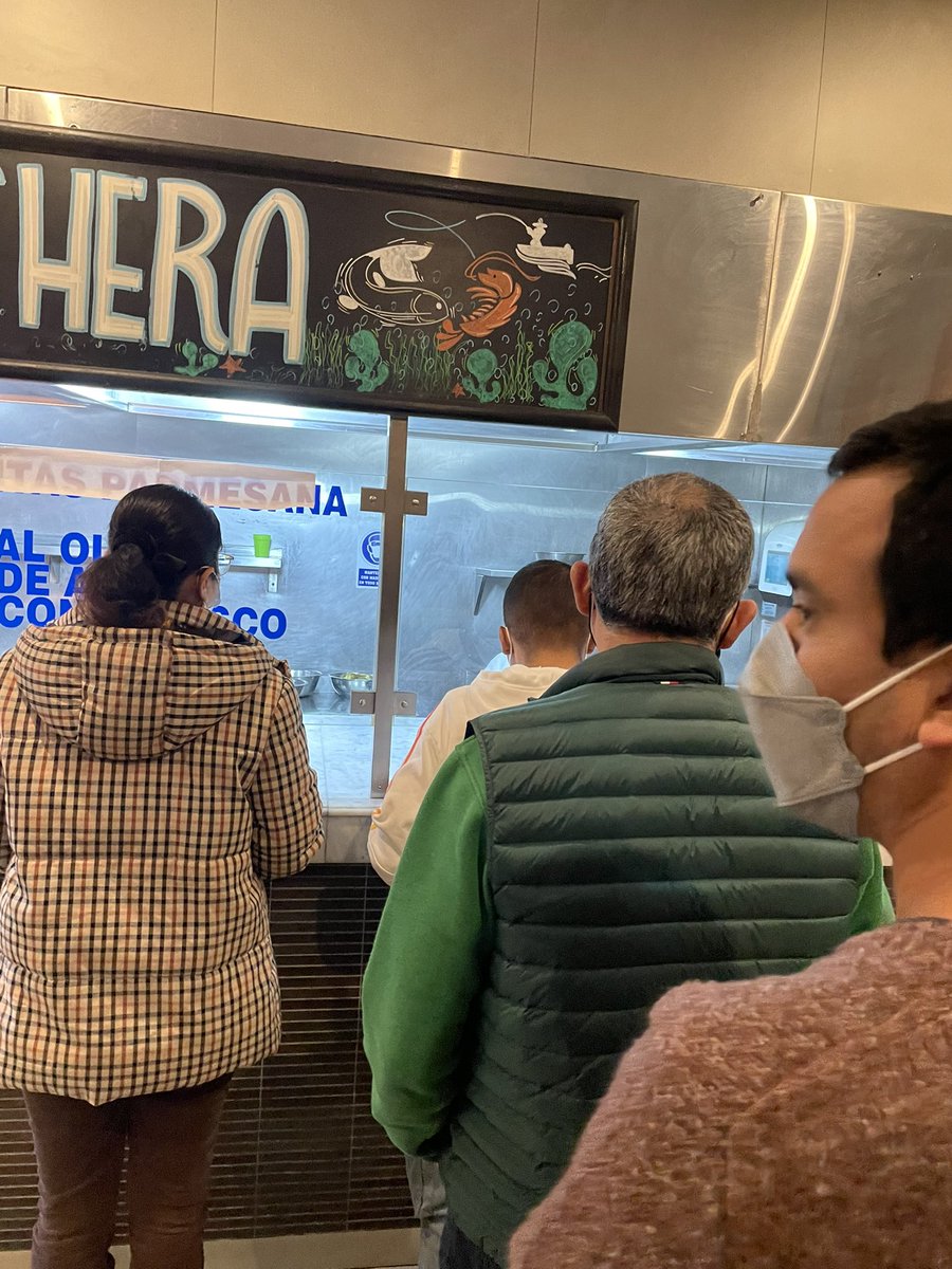 ValeriaBersaken's tweet photo. Nunca, pero repito nunca vengan a #LaBistecca de San Isidro, ni rastro de lo que era en un inicio, mal trato, mal servicio, colas de colas por un plato, llega la comida ya fría a la mesa, se siente uno en un mercado y full propagación de COVID ante tanta aglomeración de gente! https://t.co/kJjayTyfOi