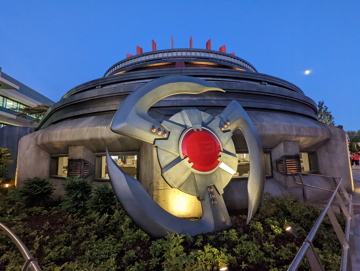 travelttmagic's tweet photo. PYM Kitchen looks awesome at night #AvengersCampusParis https://t.co/meouL4SZtT
