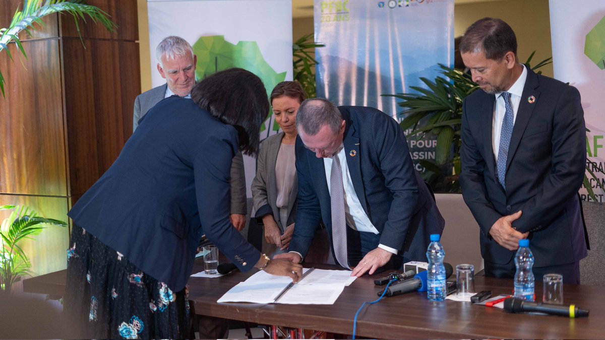 ForetmerGOUVGA's tweet photo. Signature d'accord ✍🏽
La 19e réunion des parties pour les forêts 🌳 du bassin du Congo, le Gabon a procédé à la signature de 5 documents de programmation relatifs au 3em cycle de CAFI ( l'initiative pour la Forêt d'Afrique Centrale).
#RDP19 https://t.co/py88aNTkzr