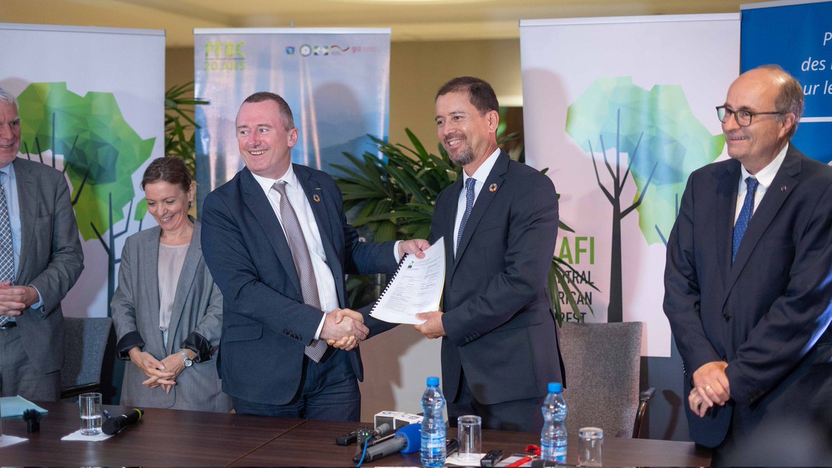 ForetmerGOUVGA's tweet photo. Signature d'accord ✍🏽
La 19e réunion des parties pour les forêts 🌳 du bassin du Congo, le Gabon a procédé à la signature de 5 documents de programmation relatifs au 3em cycle de CAFI ( l'initiative pour la Forêt d'Afrique Centrale).
#RDP19 https://t.co/py88aNTkzr