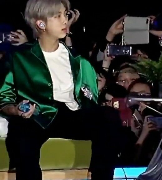 MINSUGAAAHX7's tweet photo. Namjoon em: "seja líder, vai ser fácil " eles disseram - A thread https://t.co/0OWauvEqDT