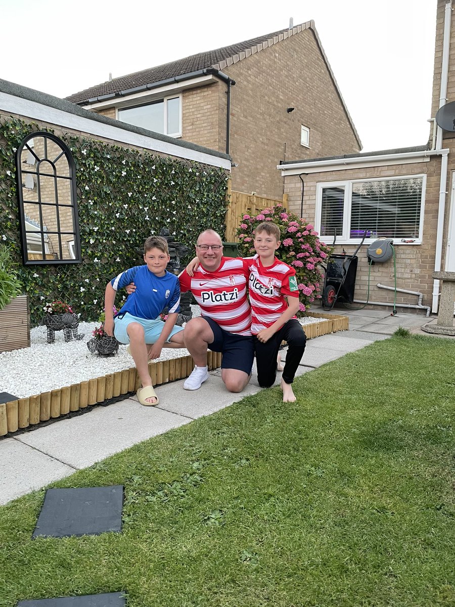 jacksonpb's tweet photo. Lovely day in the UK, back thinking about our time in Spain so grateful to @Karanka  @GranadaCF for our shirts, can’t wait for the next season x https://t.co/SxV1MMR09k