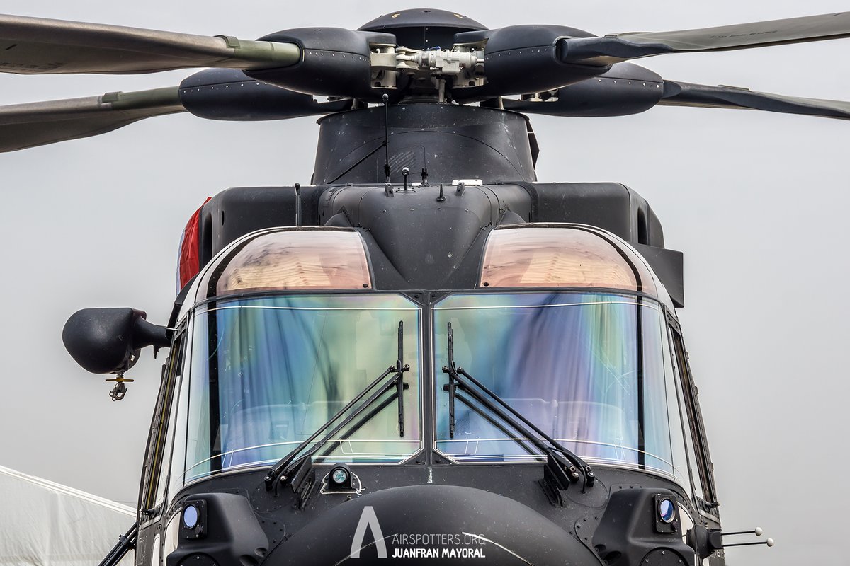 Juanfranmayoral's tweet photo. Mírame a los ojitos @ItalianAirForce @airtattoo #HH101 #Caesar #MM81868 https://t.co/Gv6rWagQ7x