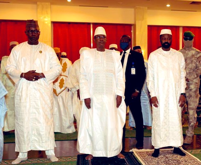 #Choguelito a réussi à se glisser entre le chef de la junte #AssimiGoita et son dauphin putschiste #MalickDiaw. Que devons-nous comprendre à travers cette photo? #MALI
