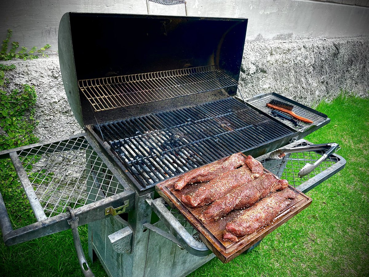carlosaguila's tweet photo. Hoy sacamos al #Colossus xq hoy también #SeAsa 🔥 
.
.
.
Recio con unos #PorkLoins https://t.co/VI9dIVB8Iv