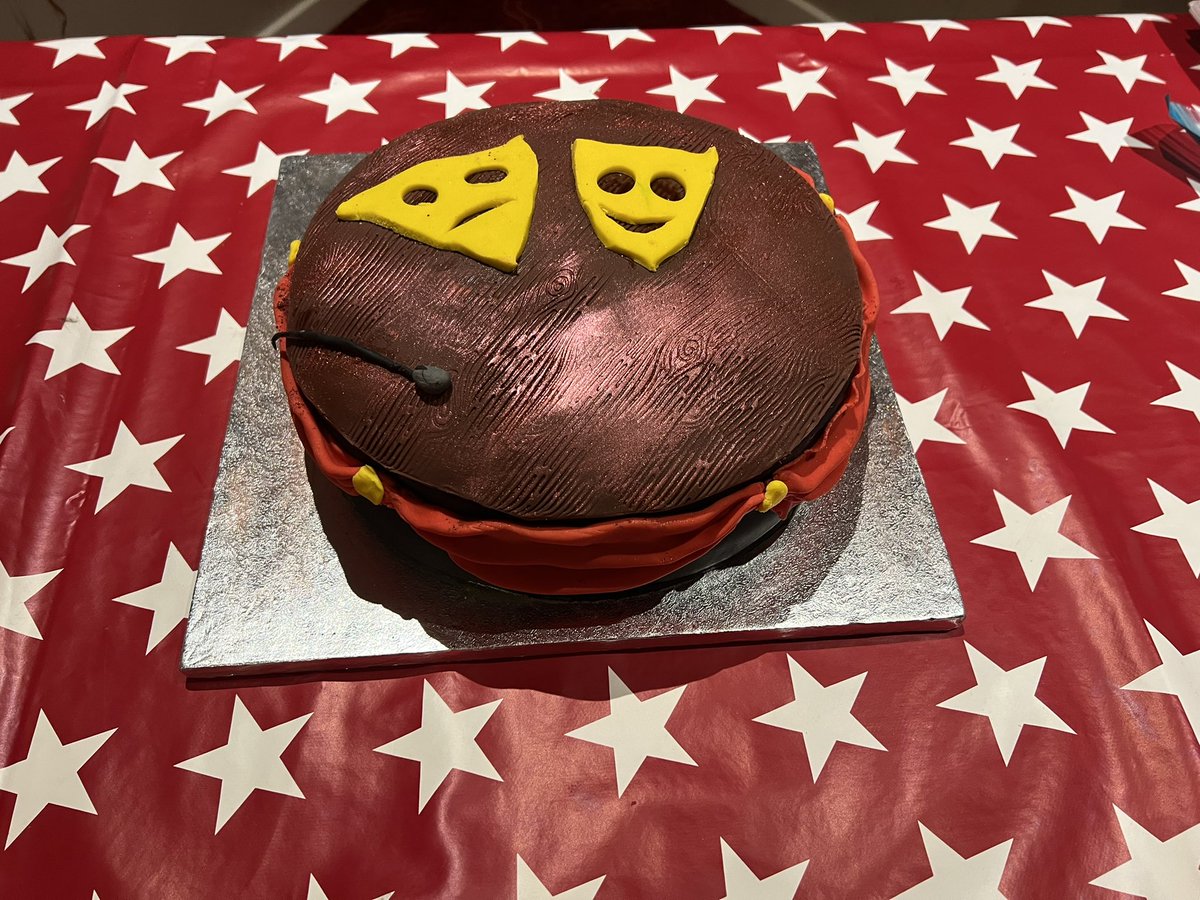 reachdrdeepa's tweet photo. 3 cakes in a week 🎉 my kitchen aid needs some rest now 1- Layered vanilla and chocolate sponge with buttercream flowers 2- Minions birthday cake for little one 3- A theatre themed birthday cake for a girl who loves performing #bakingforwellbeing @SoulsToInspire @bakingmedics https://t.co/p2cmd5vNwL